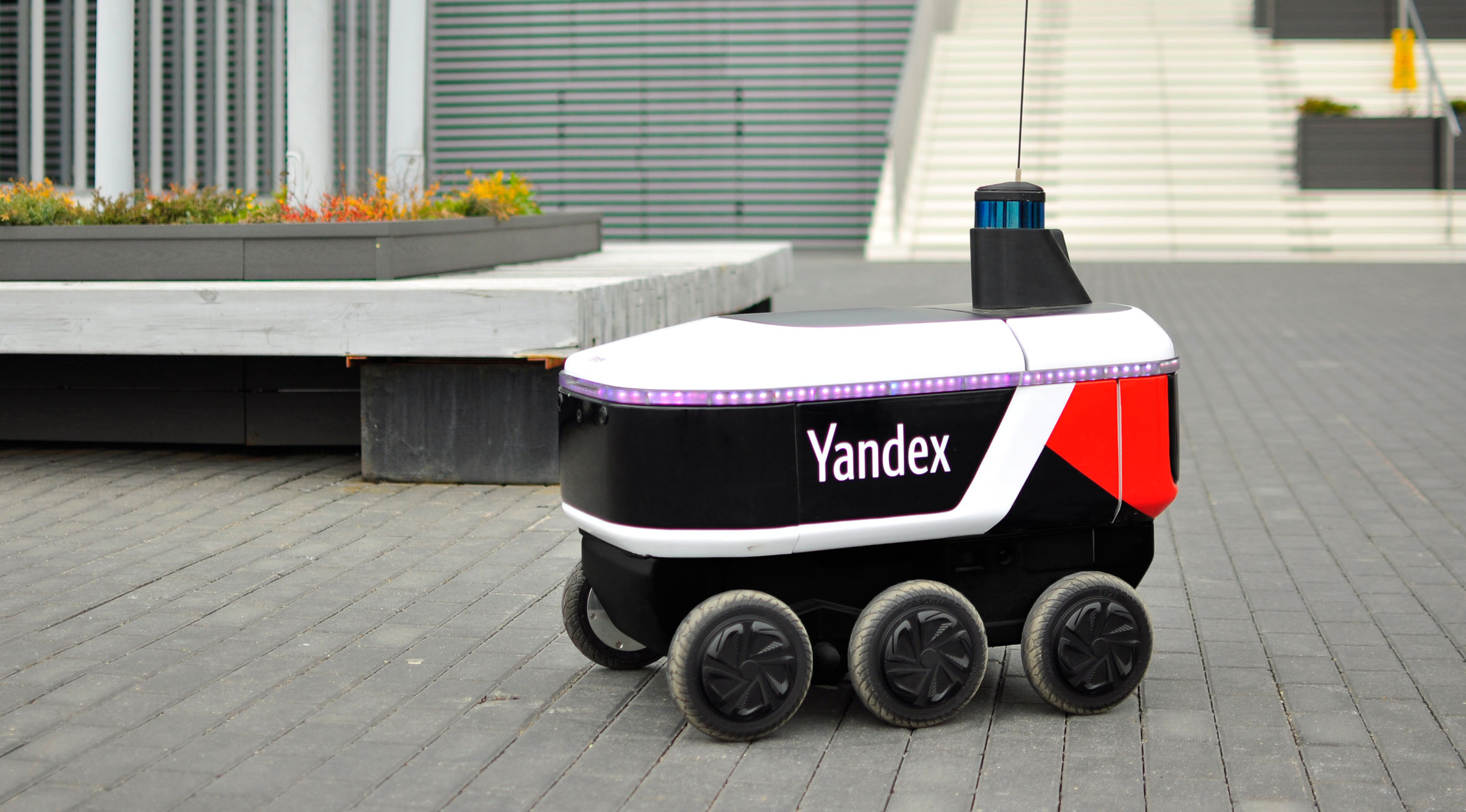 Робот-курьер Яндекс.Ровер начал работать в Сколково