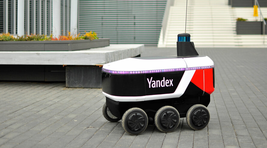 Робот-курьер Яндекс.Ровер начал работать в Сколково