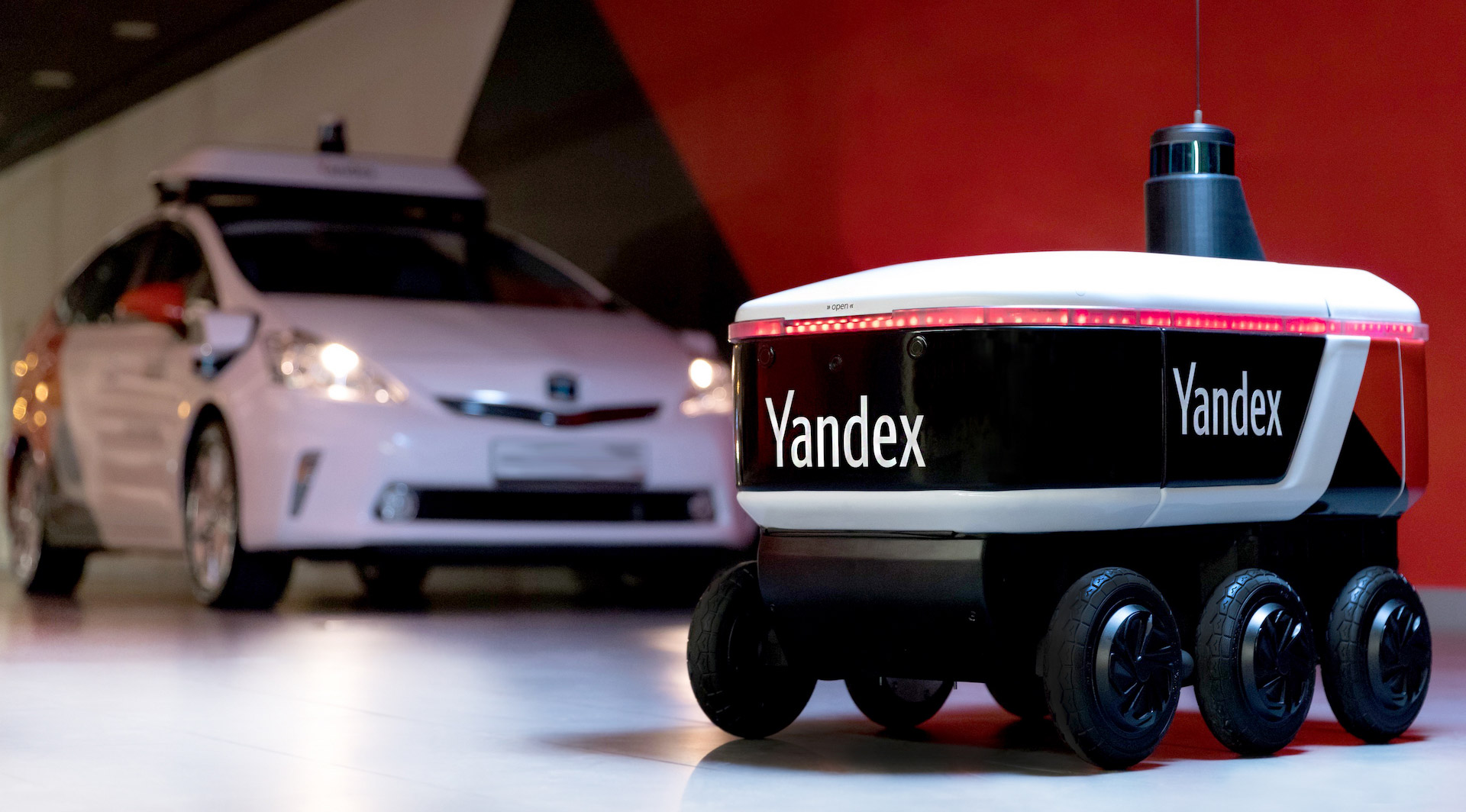 Яндекс начинает испытания самоуправляемого робота-доставщика