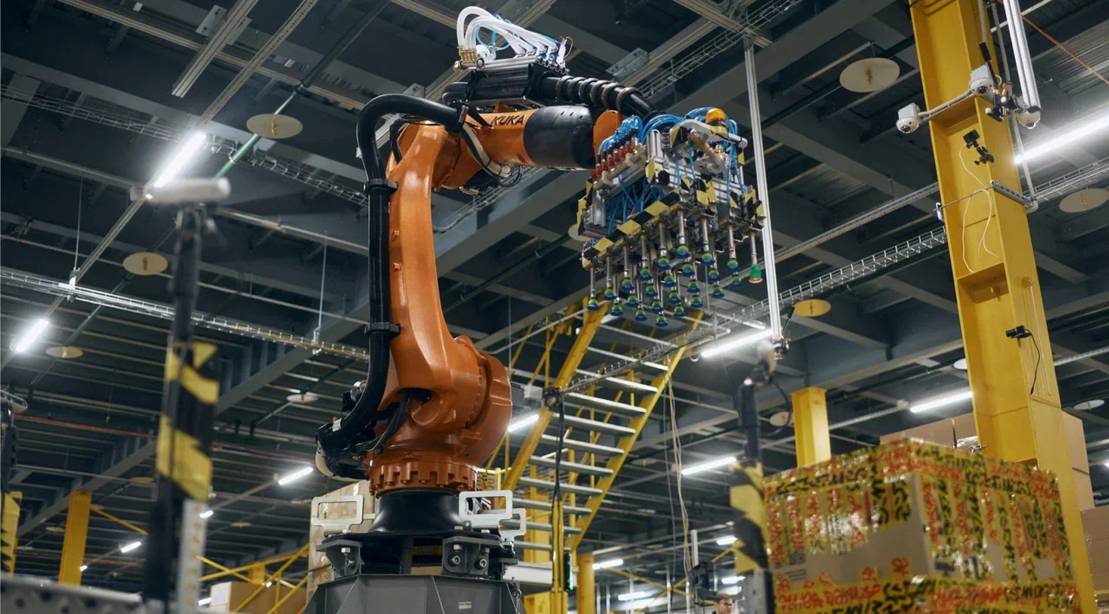 Яндекс Маркет представил Роборуку — новую модель складского робота со встроенной нейросетью