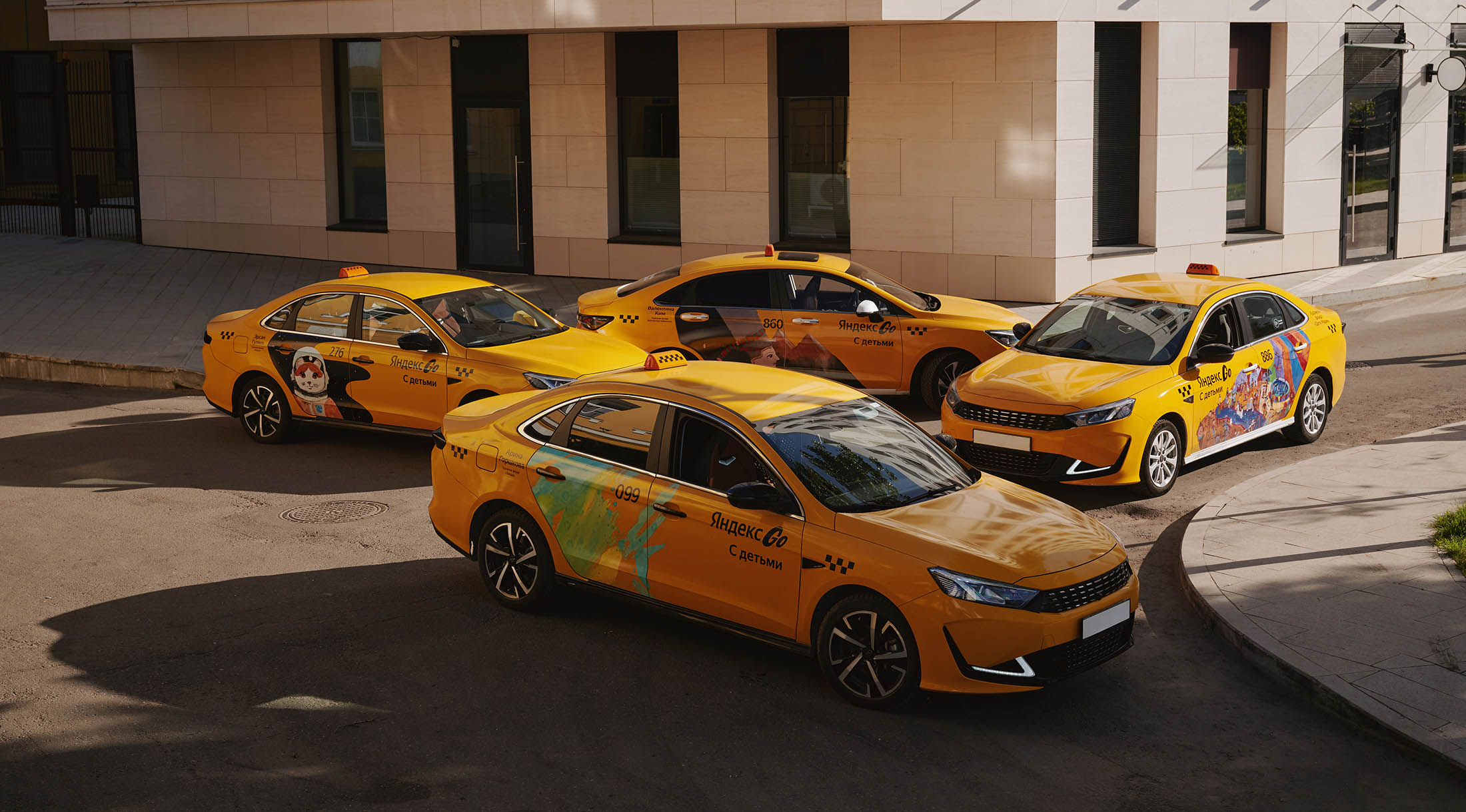 Яндекс Такси и «Помощь рядом» разместят на бортах автомобилей рисунки детей — подопечных благотворительных фондов