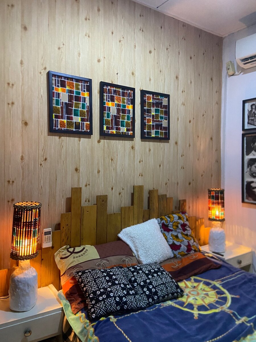 Ensemble de lampes et cadres colorés