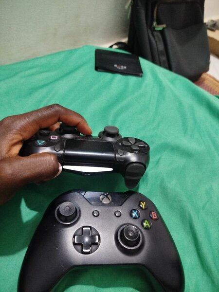 Manettes Xbox et PlayStation