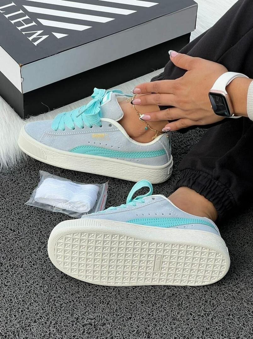 Baskets en daim rose et bleu