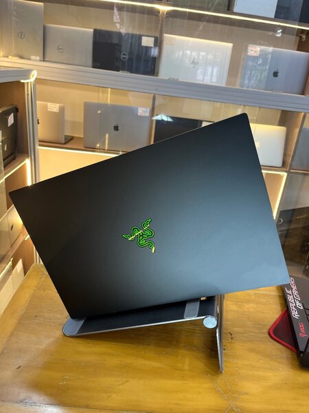 VENUS RAZER BLADE 15