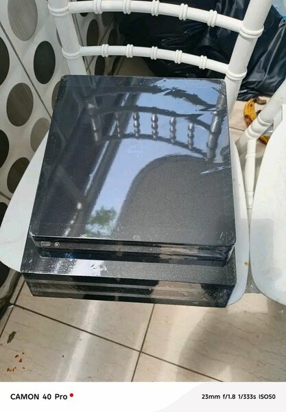 Console PS4 avec manettes