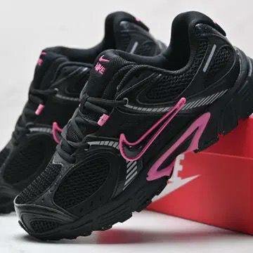 Chaussures de sport noires et roses