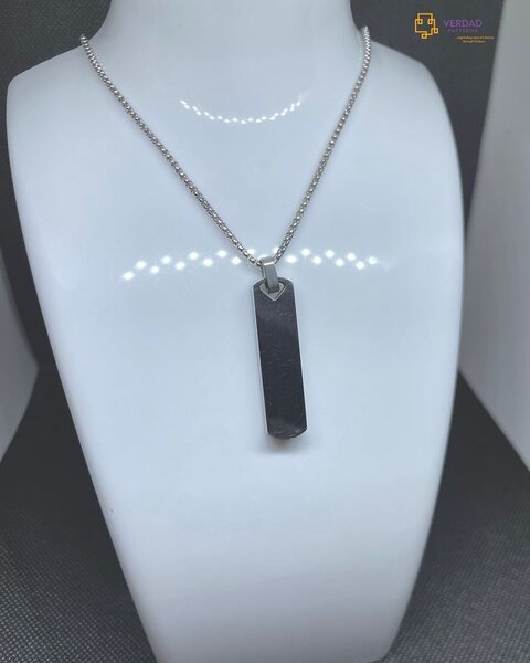 Collier pendentif plaque en acier
