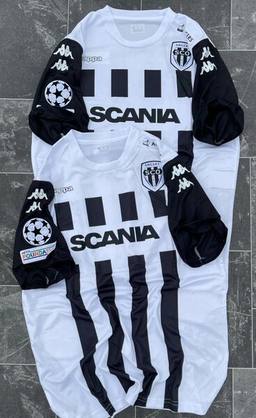 Maillot de football noir et blanc