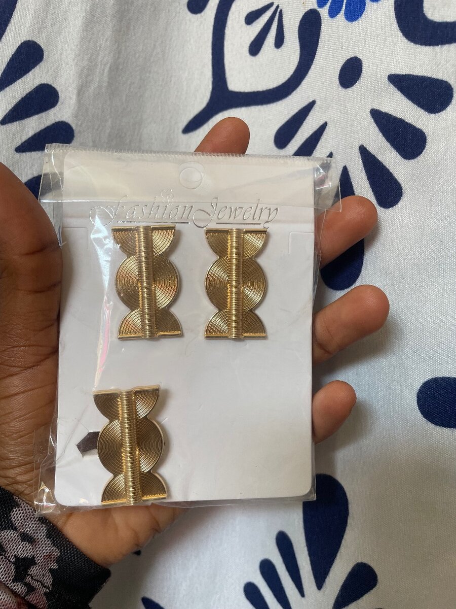 Boucles d'oreilles dorées modernes