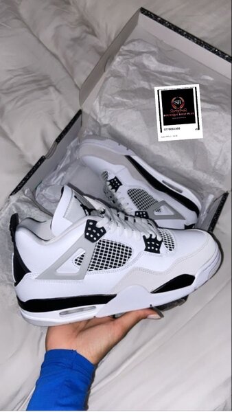 Basket Jordan 4  authentique avec sa boîte