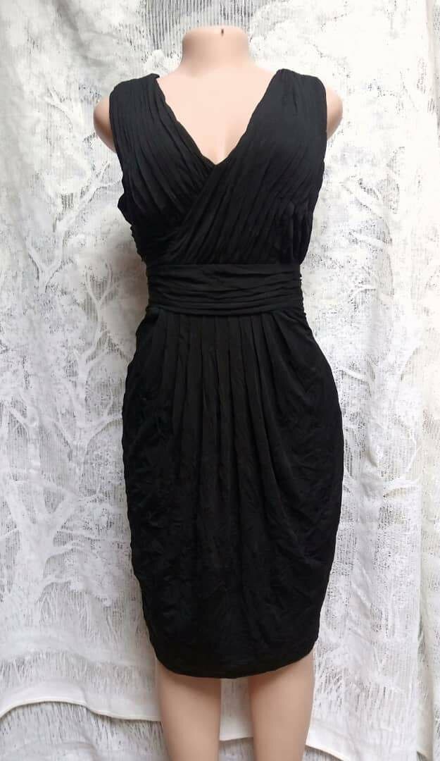 Robe Noire Élégante Plissée