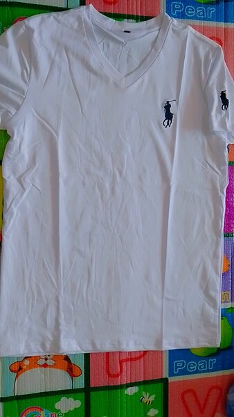 T-shirt blanc en V classique