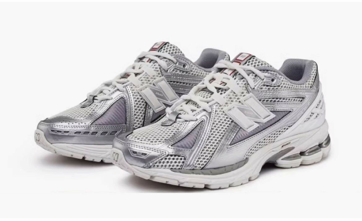 Sneakers argent rétro tendance
