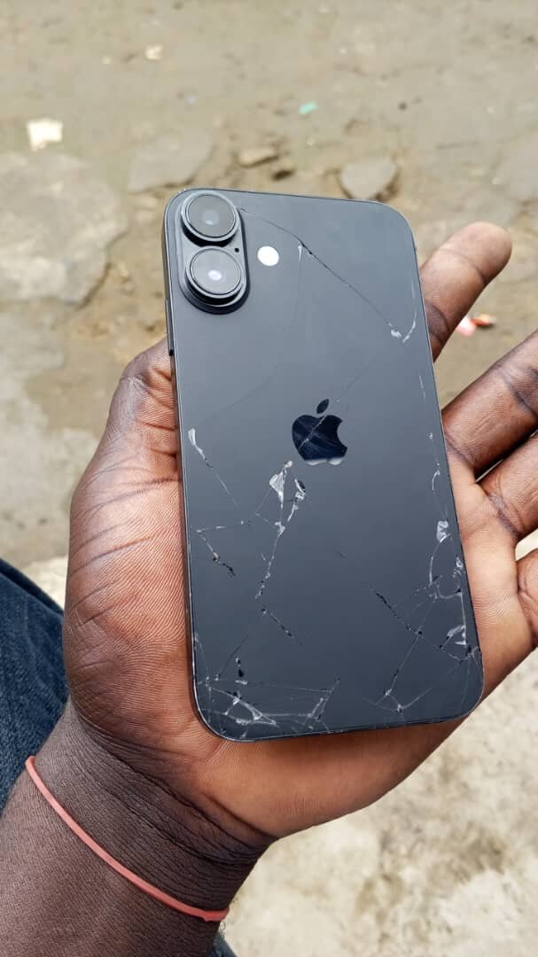iPhone cassé debout noir