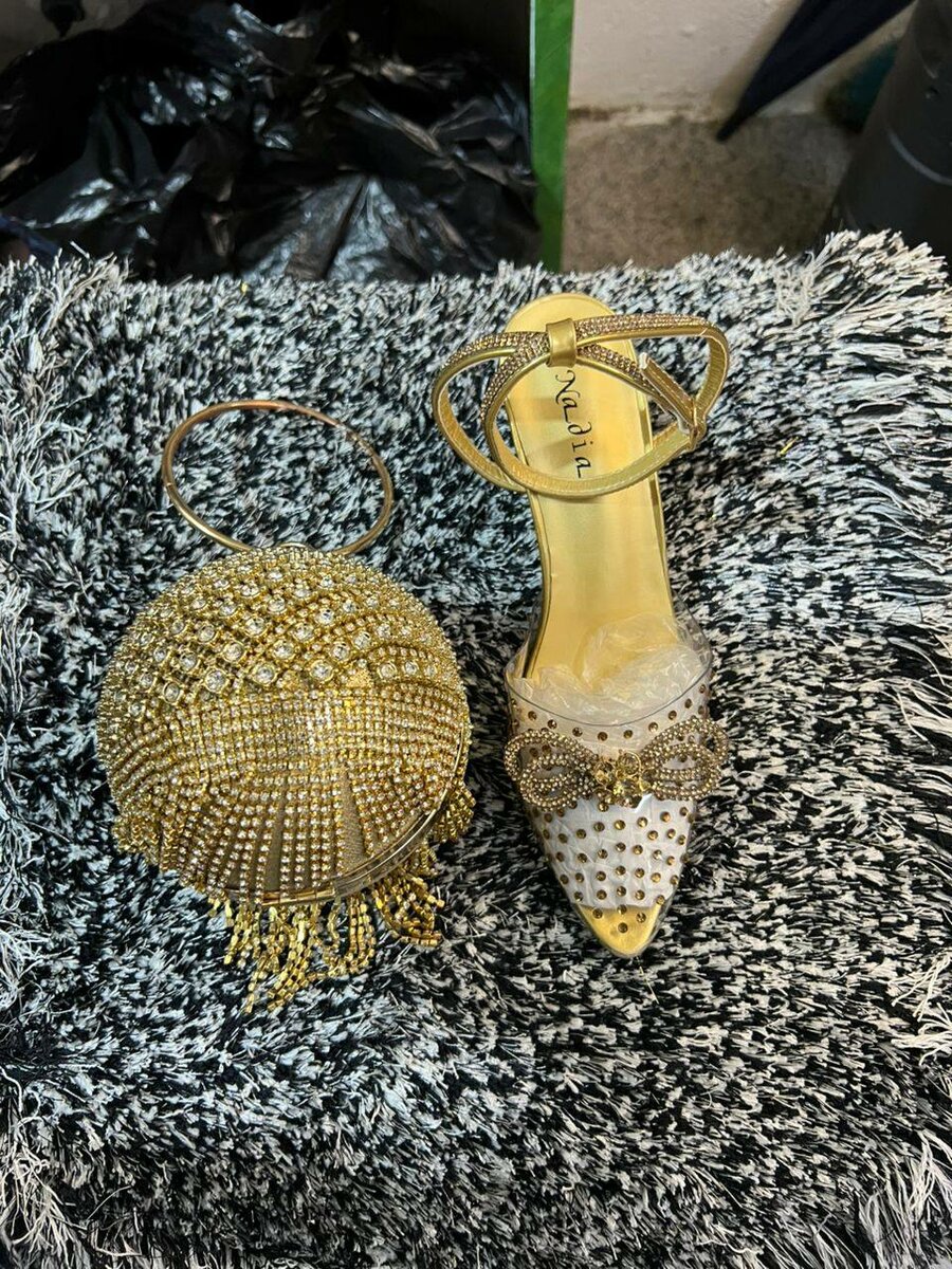 Chaussures à talons et pochett