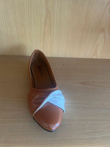 Leather pumpy