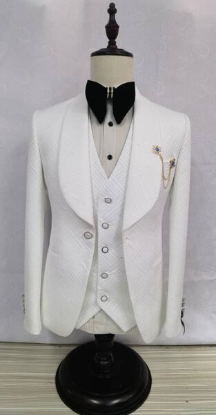 Élégant costume de mariage blanc