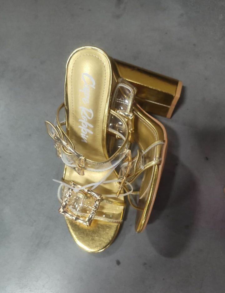 Sandales à talons dorées élégantes