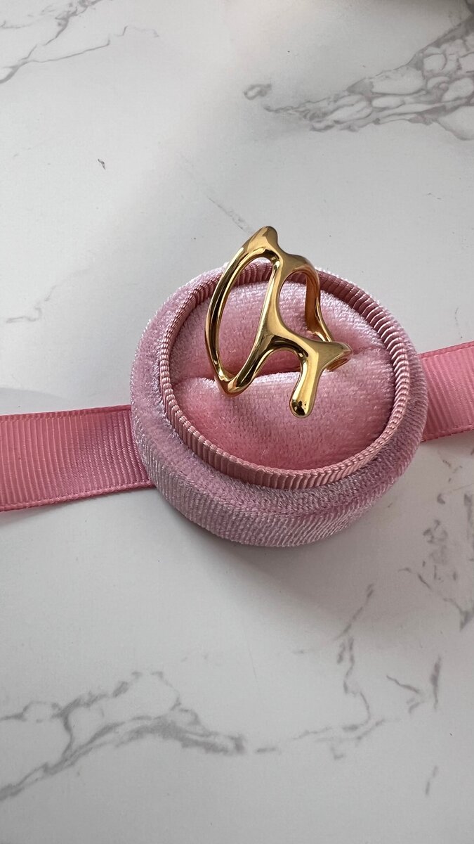 Bague design dorée élégante