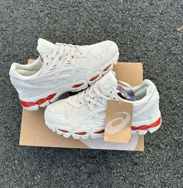 Baskets running blanches et rouges