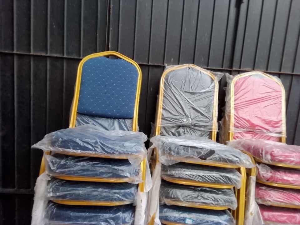 Chaises Empilables Colorées