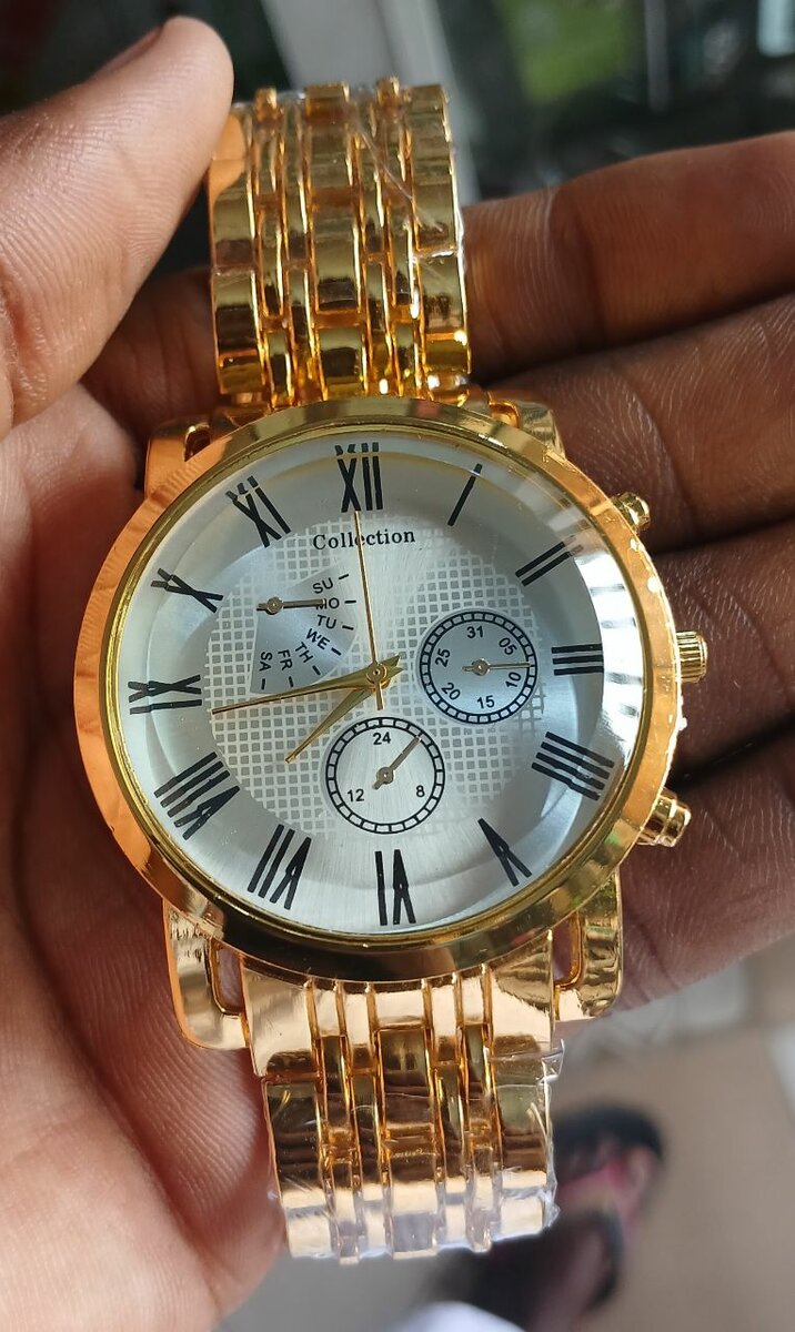 Montre dorée élégante homme