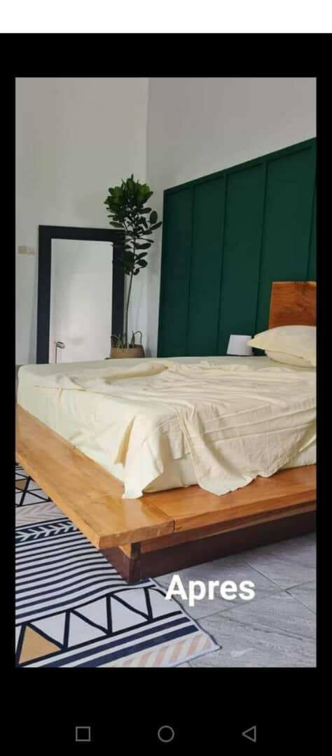 Lit en bois de teck + tables de chevet + matelas