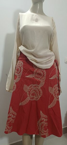 Jupe mi-longue à motifs floraux