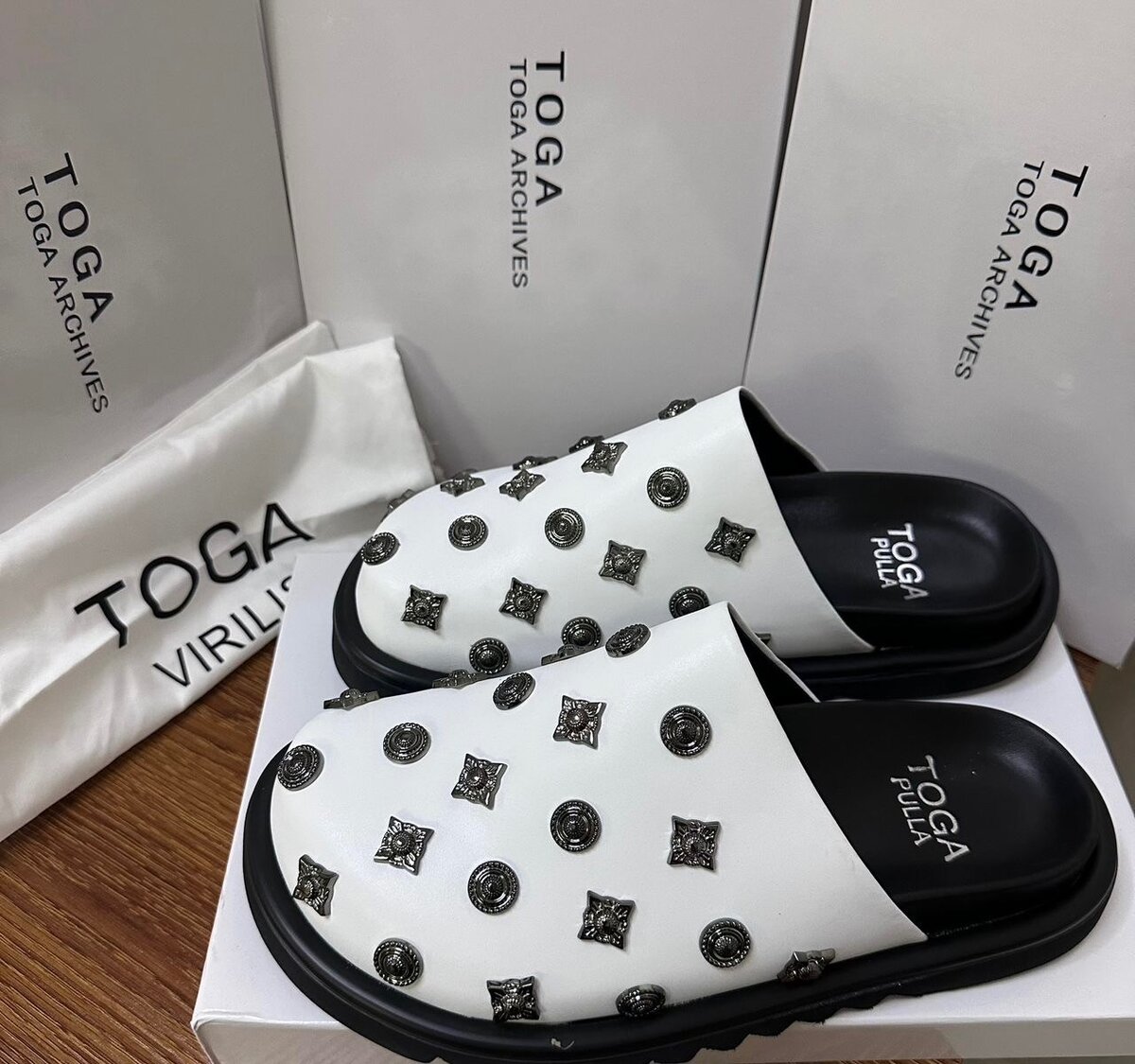 Mules Toga Cloutées Élégantes