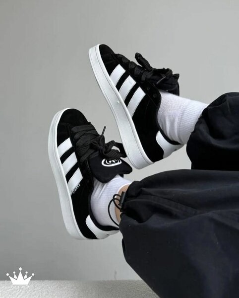 Baskets noires et blanches tendance