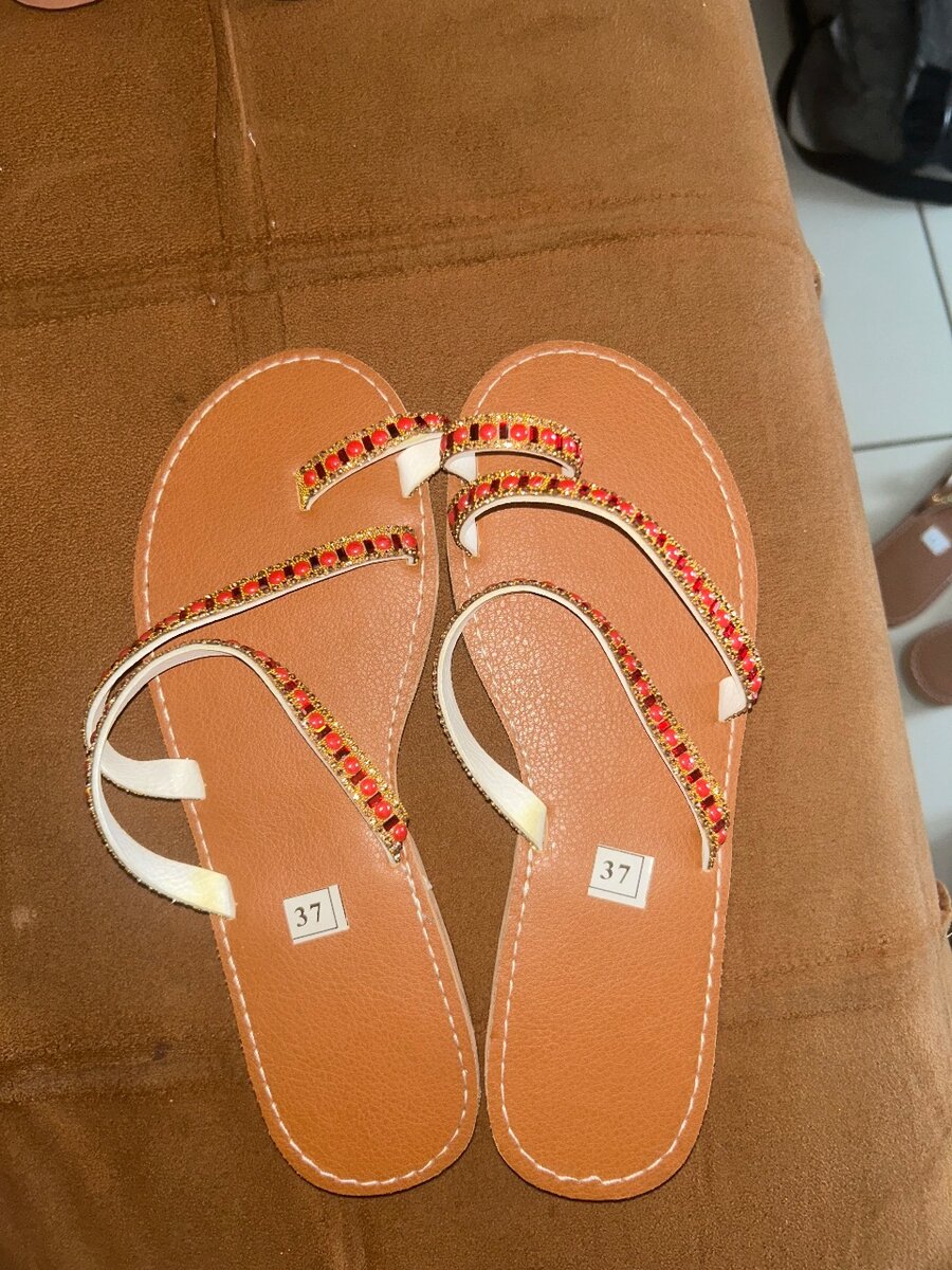 Sandales plates en cuir ornées