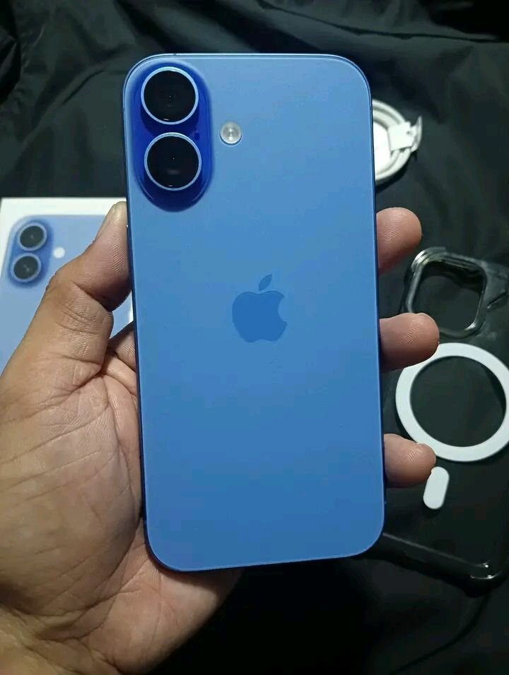 iPhone bleu avec accessoires