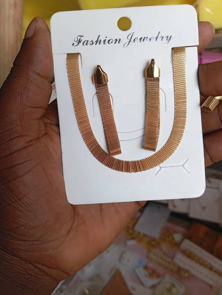Set de collier et boucles dorés