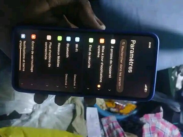 Smartphone Tecno Spark moderne