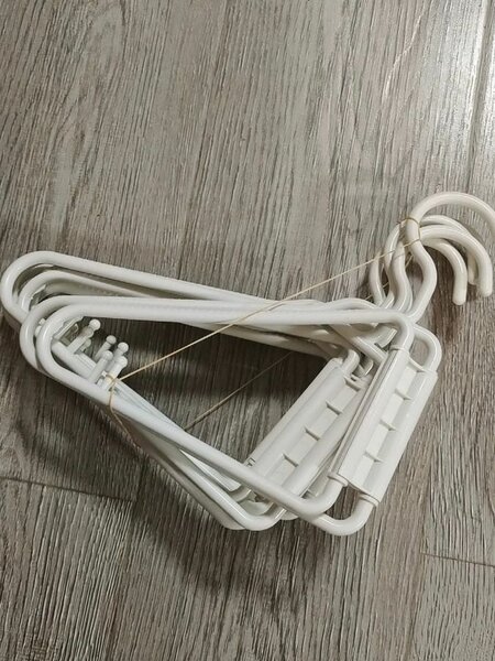 Cintres antidérapants pivotants