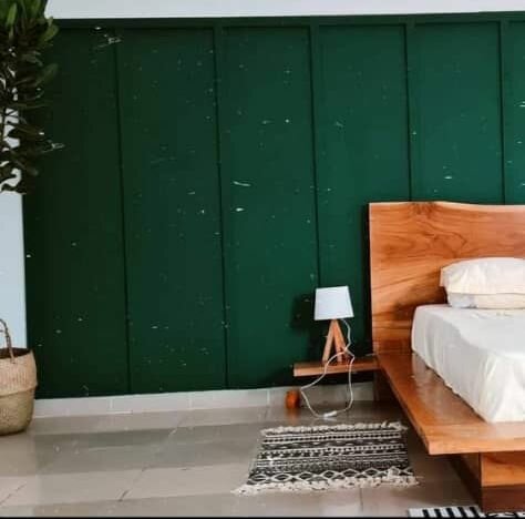 Lit en bois de teck + tables de chevet + matelas