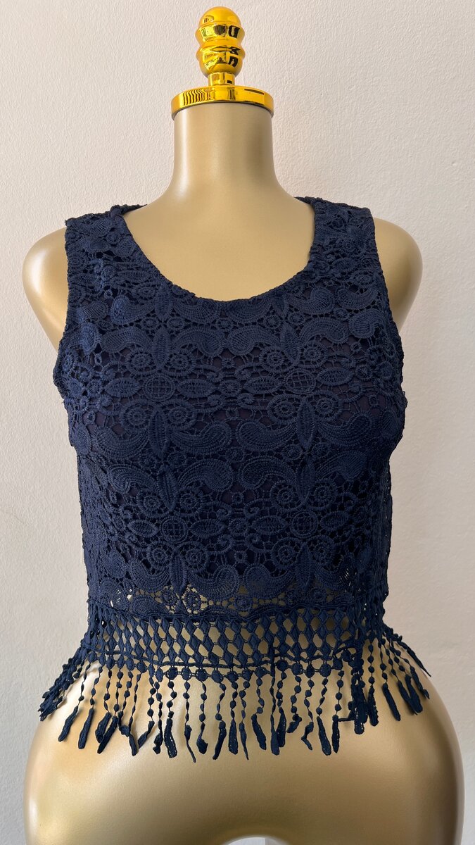 Top en dentelle bleu avec franges