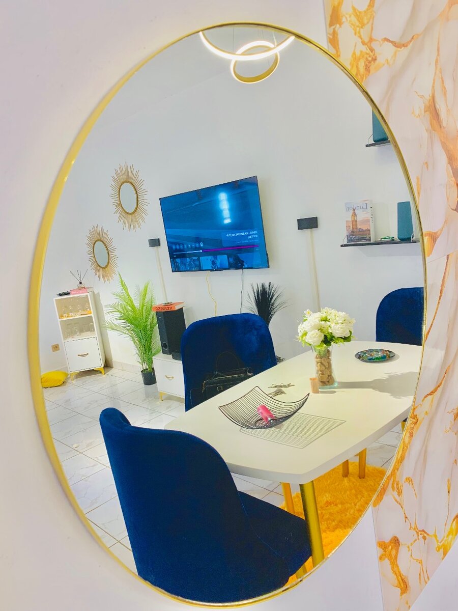 Miroir mural doré élégant