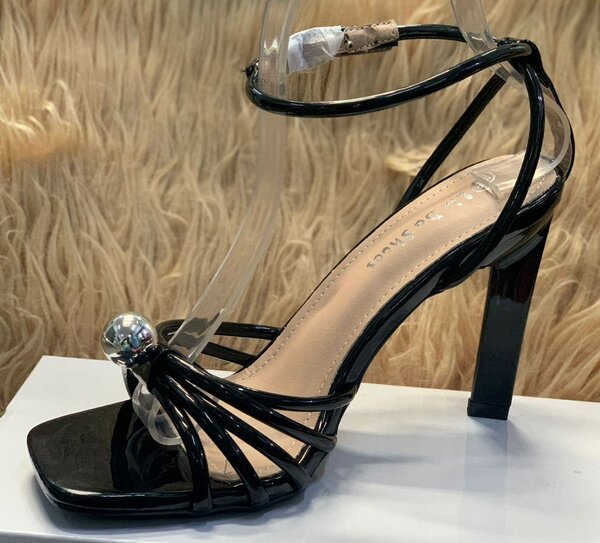 Sandales à talons noirs élégantes
