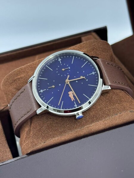Montre élégante cuir Lacoste