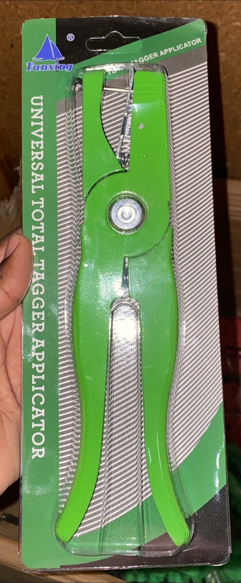 Ear tag applicator