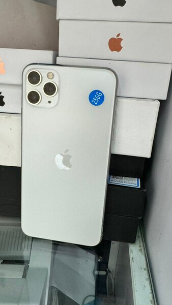 *iphone  11 pro max 256g quasi neuf :