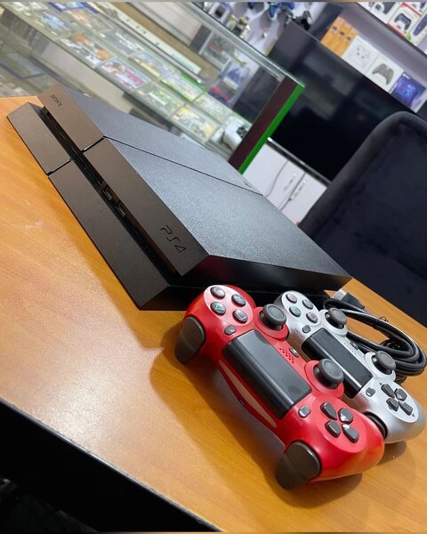 Console PS4 avec manettes