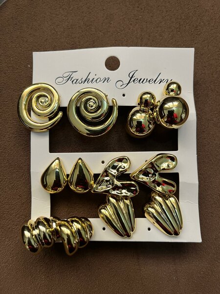 Boucles d'oreilles dorées tendance