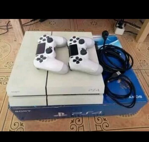 Console PS4 avec manettes