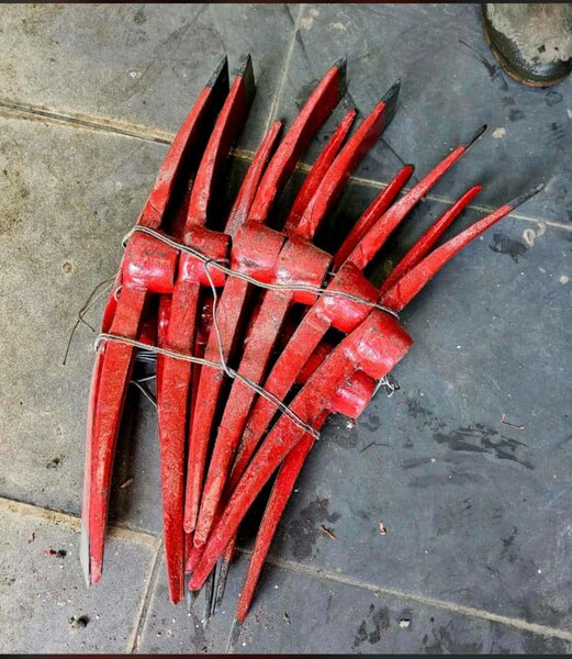 Pioche multifonction robuste