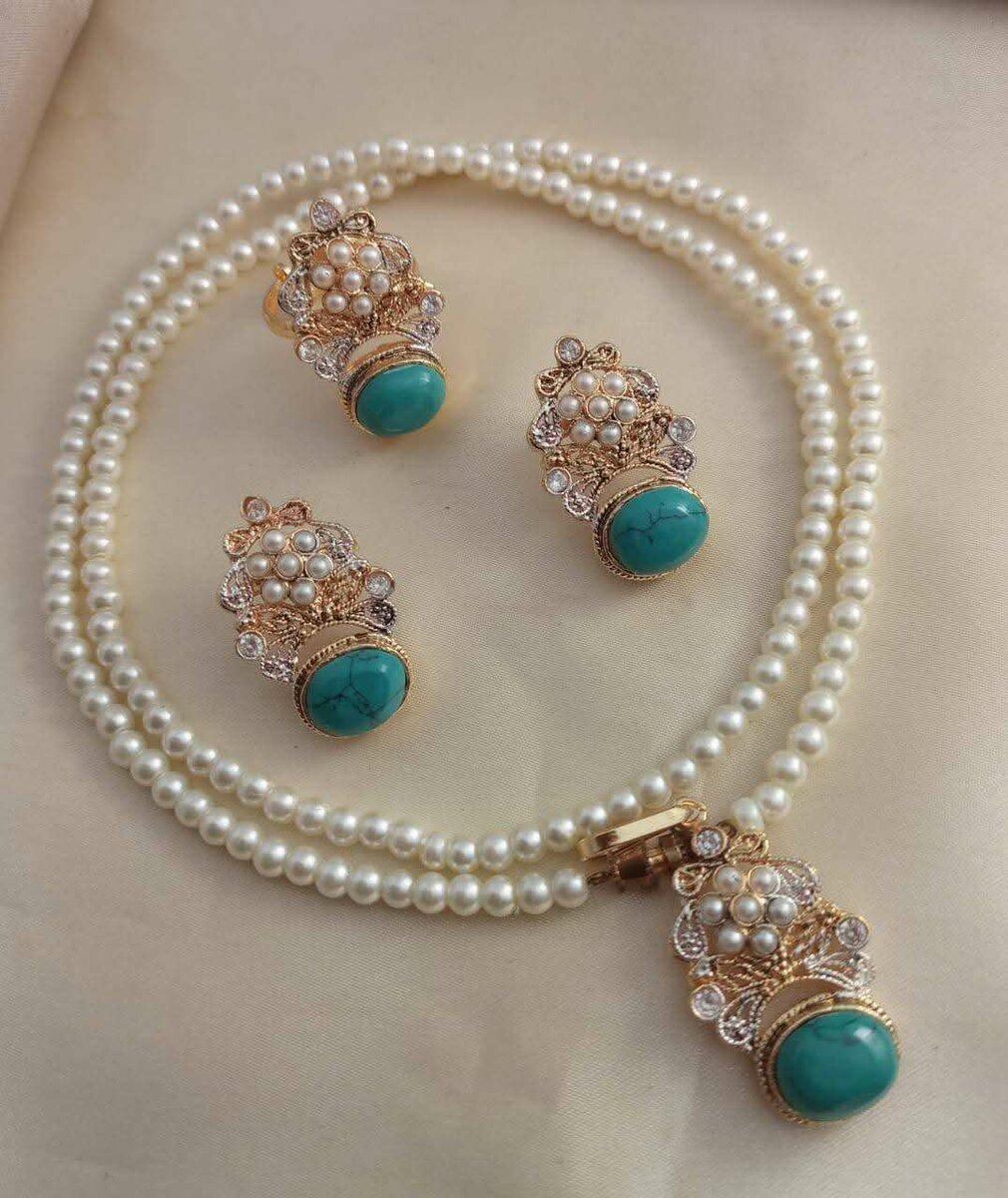 Decent jewellery set