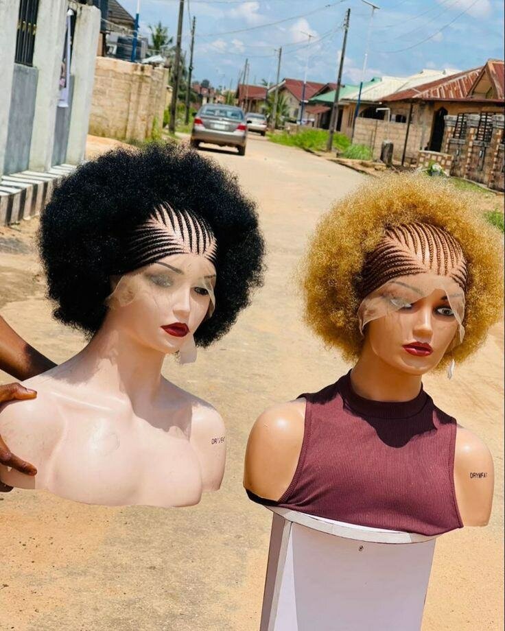 Perruque bouclée avec tresses