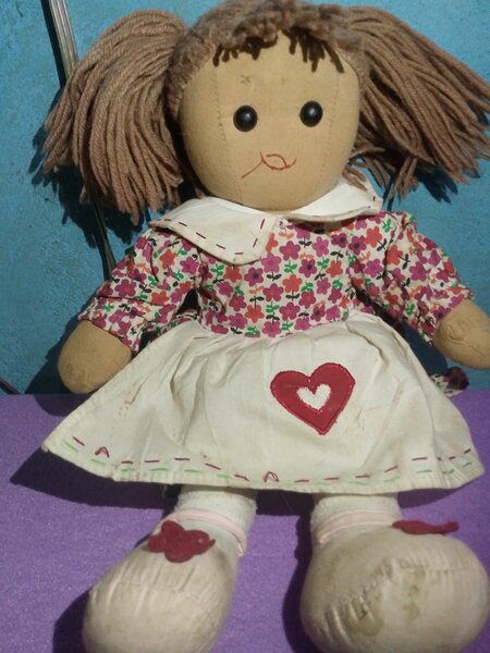 Poupée en tissu avec coeur